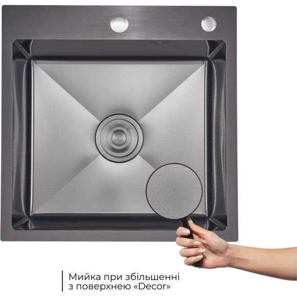Мойка для кухни Lidz Handmade H5050HB Decor Black PVD Honeycomb LDH5050BDECPVD4836949127 (50x50 см, черный декор, 2.5/0.5 мм, с корзиной, сифоном и дозатором), Доступные размеры: 50 x 50, Цвет производителя: черный декор, Тип поверхности: декор (рифленая), фото 4