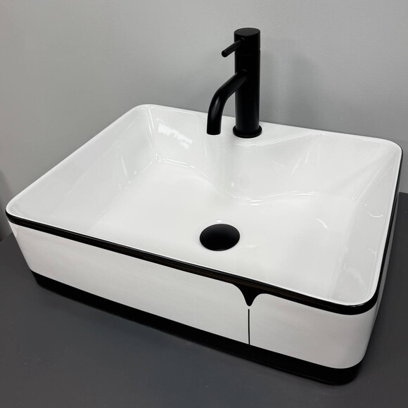 Умивальник VBI Forli Black Lined VBI-011108 (48x37 см, білий глянсовий із чорним бортиком), Доступні розміри: 48 x 37, Колір виробника: білий глянець, чорний бортик, фото 