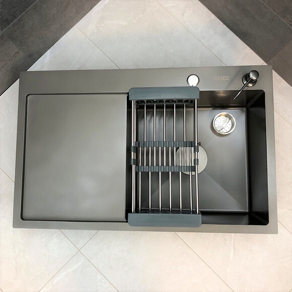 Мийка для кухні Dusel SS304 PVD Nano Grey DS50678-2RNG (78x49 см, права, сіра матова, 3.0/0.8 мм, з сифоном, дозатором та коландером), Доступні розміри: 78 x 49 R, Колір виробника: сірий матовий, Тип поверхні: PVD brash, фото , изображение 4